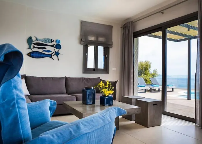 New Blue With Private Pool At Trapezaki *